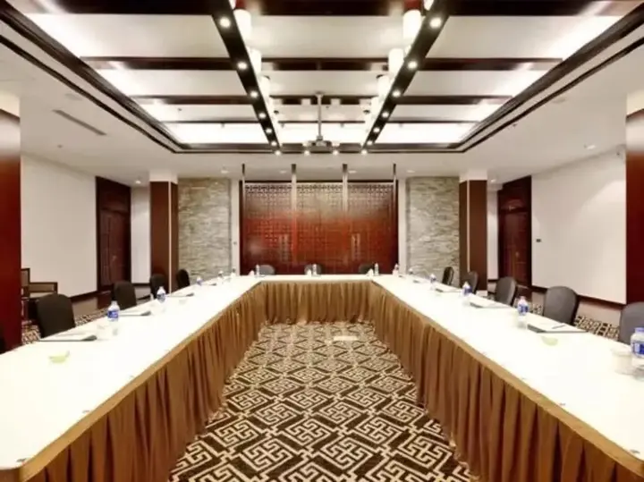 Шангри-Ла: High Mountain Resort Deqin