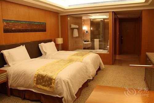 Цзинин: Sun Plaza International Hotel