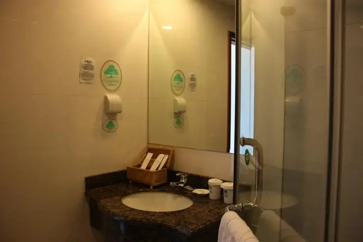 Шанхай: GreenTree Inn ShangHai WuNing Road ZhenPing Road Metro Station Busines