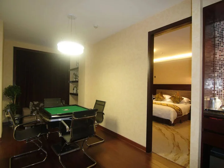 Иу: Byland Star Hotel