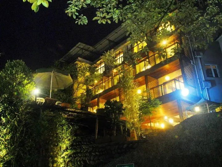 Лешан: Mount Emei Jadeite Resort