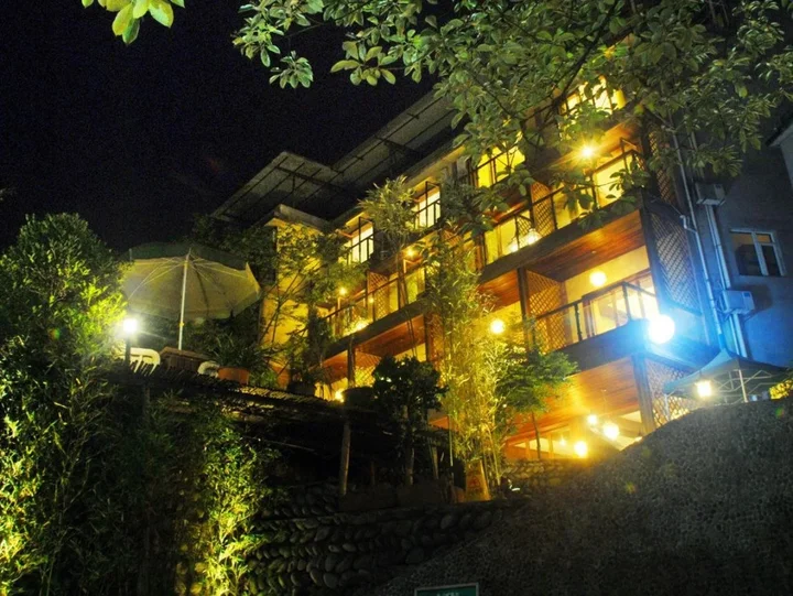Лешан: Mount Emei Jadeite Resort
