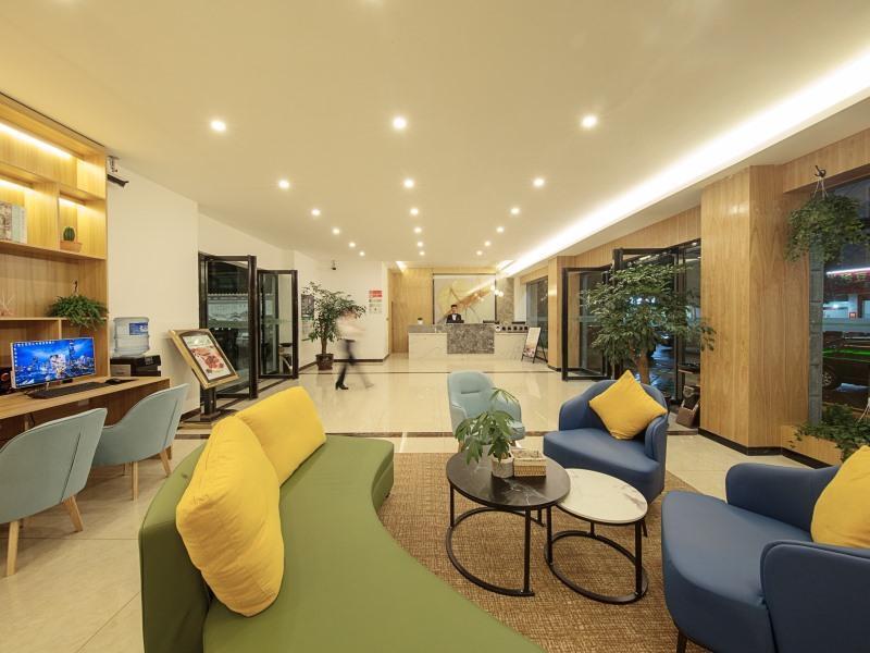 Баошань: Green Tree Inn Express Tengchong Rehai Spa Jichang Road