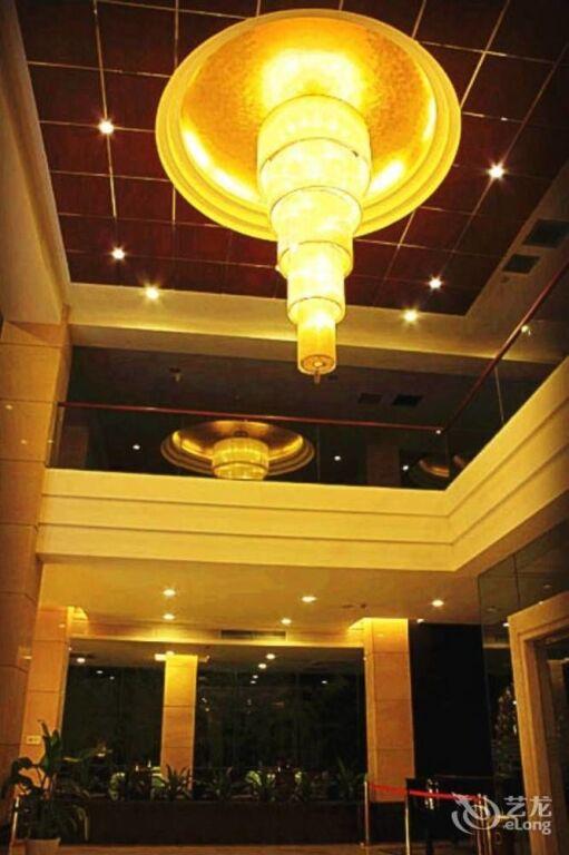 Яншо: Yangshuo Tangrenjie Hotel