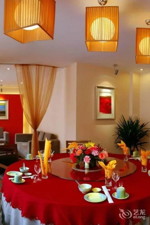 Яншо: Yangshuo Tangrenjie Hotel