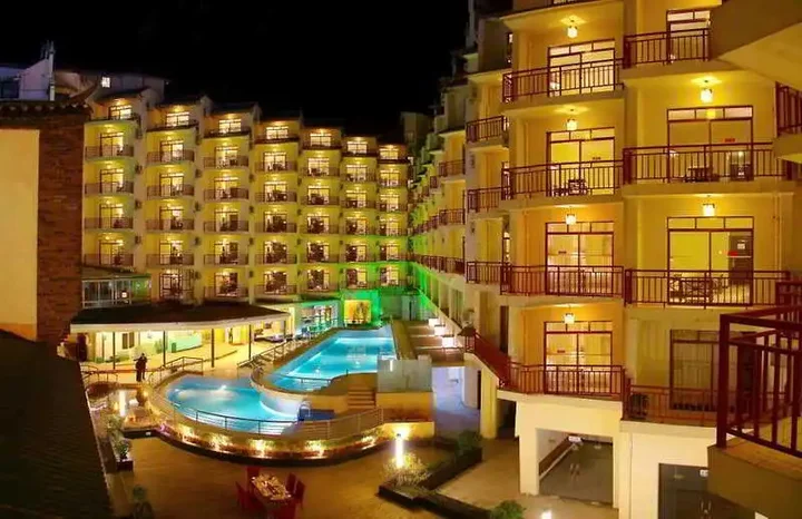 Яншо: Yangshuo Tangrenjie Hotel