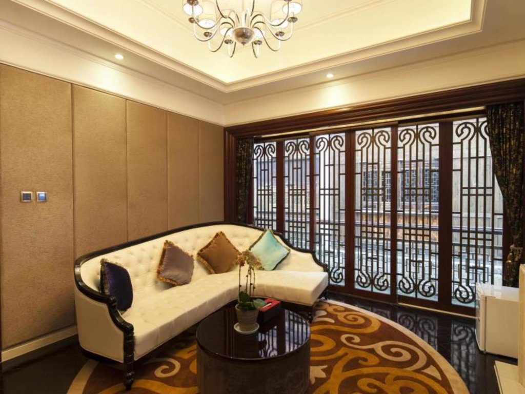 Цзясинь: Eden Club House