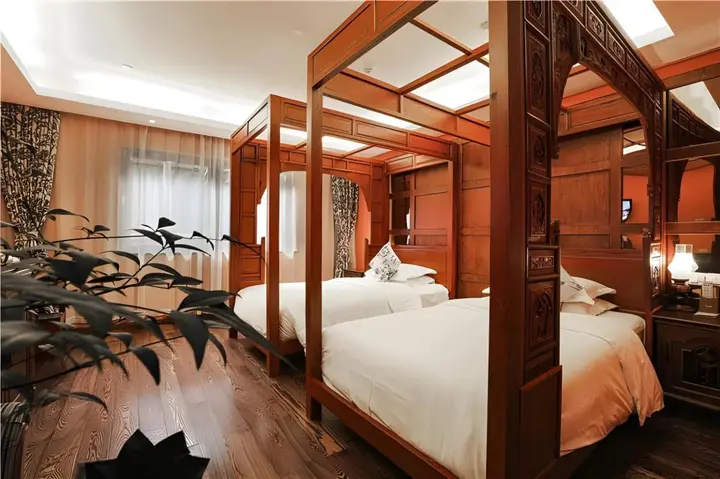 Цзясинь: Waterside Resort