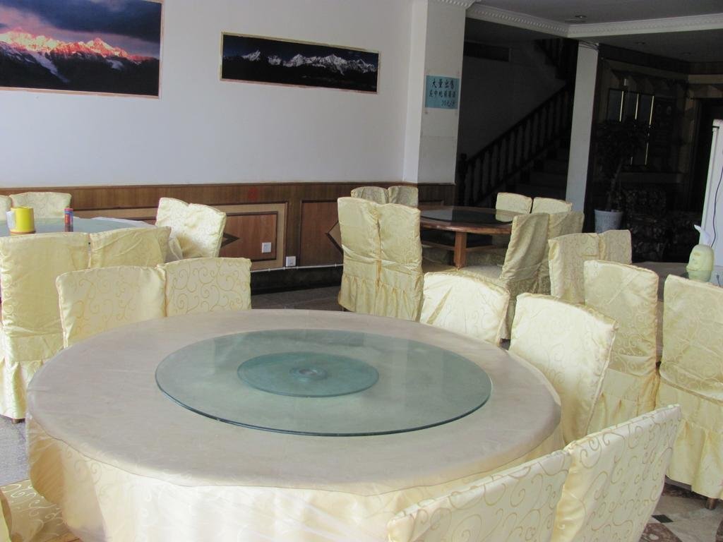 Шангри-Ла: Kawagebo Hotel