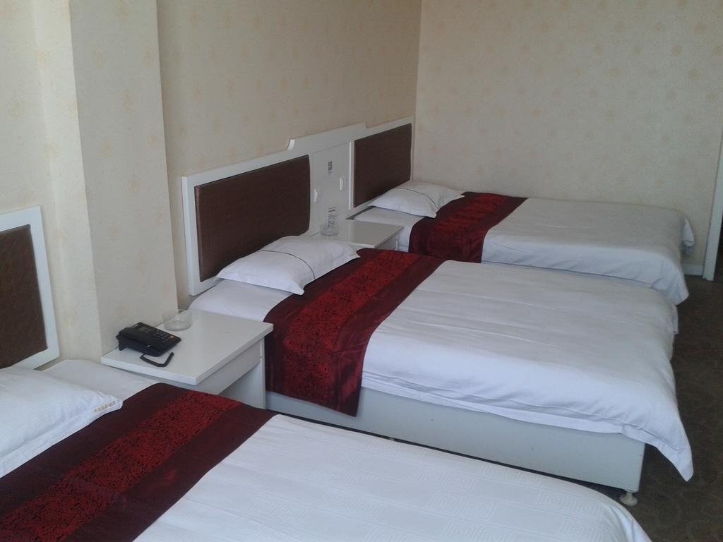 Инин: Yining Huarui Business Hotel