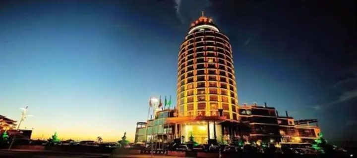 Яньтай: Vienna International Hotel Shandong Yantai FTA Jinshatan Xingyi Square