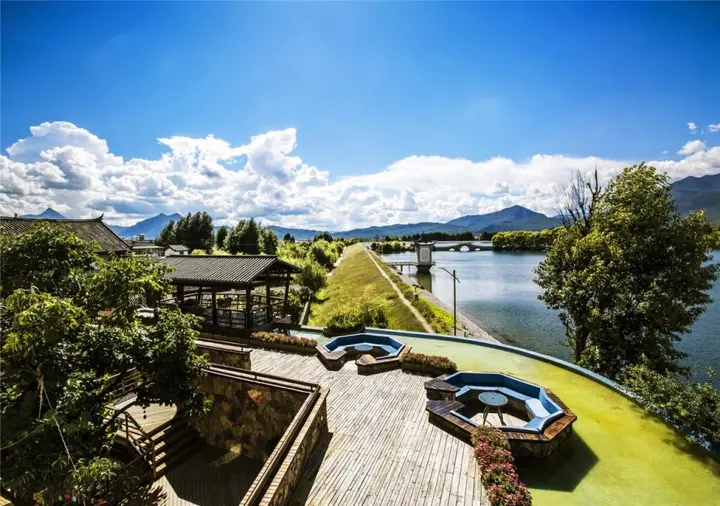 Лицзян: House & White Lakeside Lodge