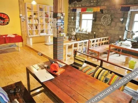 Шангри-Ла: Ri Wa International Youth Hostel