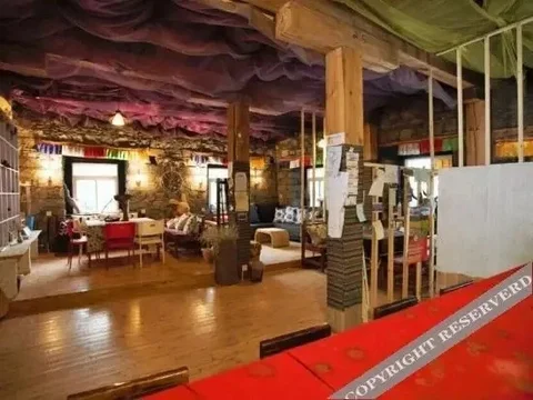 Шангри-Ла: Ri Wa International Youth Hostel