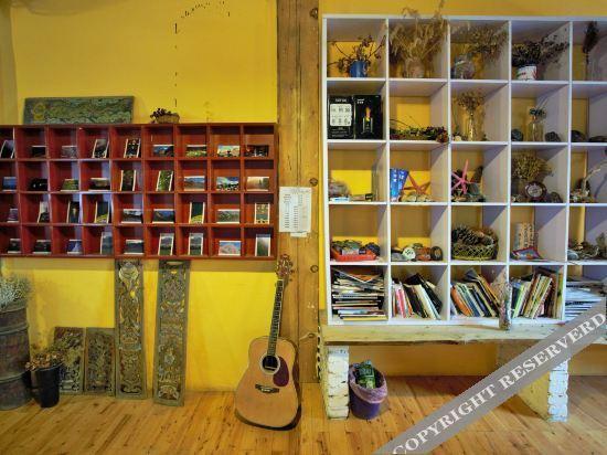 Шангри-Ла: Ri Wa International Youth Hostel