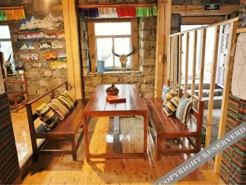 Шангри-Ла: Ri Wa International Youth Hostel