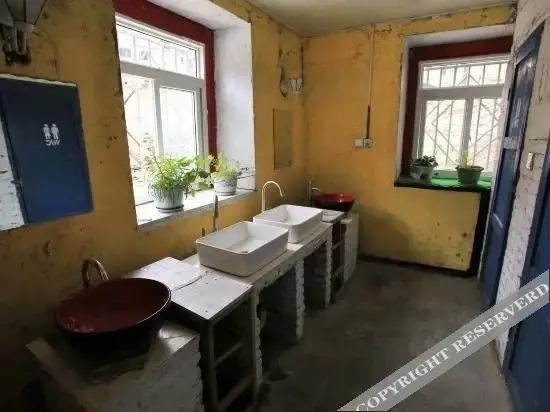 Шангри-Ла: Ri Wa International Youth Hostel