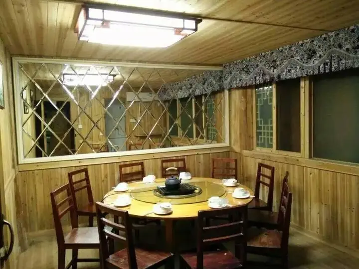 Лючжоу: Long Feng Inn
