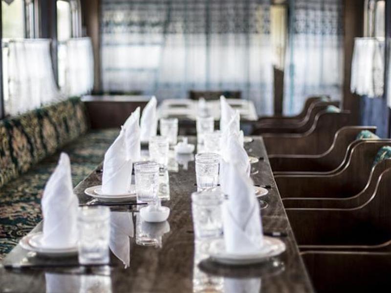 Шанхай: The Train Inn