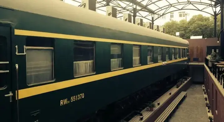 Шанхай: The Train Inn