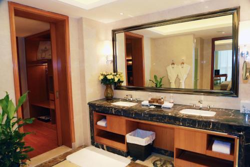 Ляньюньган: Huaguoshan Hotel