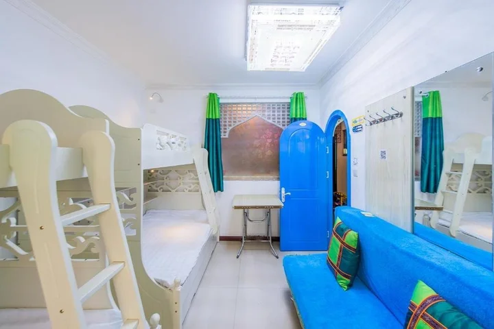 Синин: Rose Garden Theme Youth Hostel