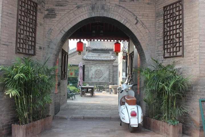 Цзиньчжун: City Wall Old House.Ji Residence