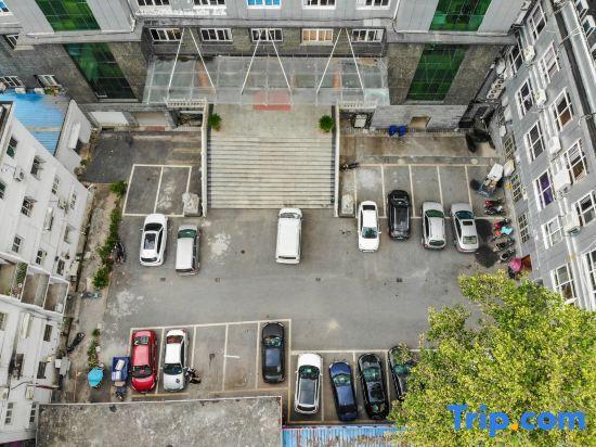 Шанграо: Yulong Hotel