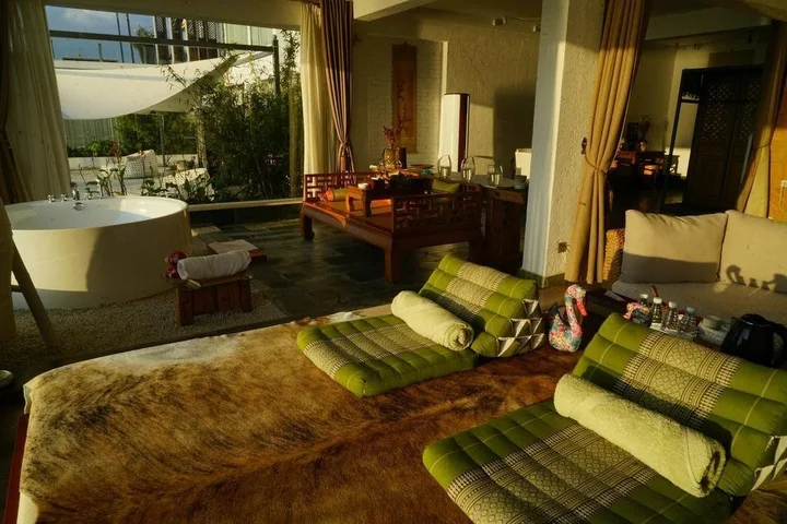 Дали: Shiyue Holiday Hotel