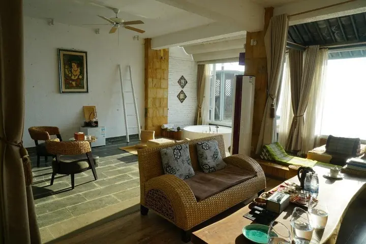 Дали: Shiyue Holiday Hotel