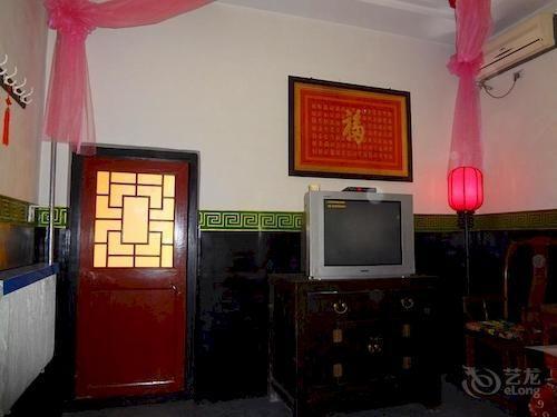 Цзиньчжун: Pingyao Tai He Men Roadhouse