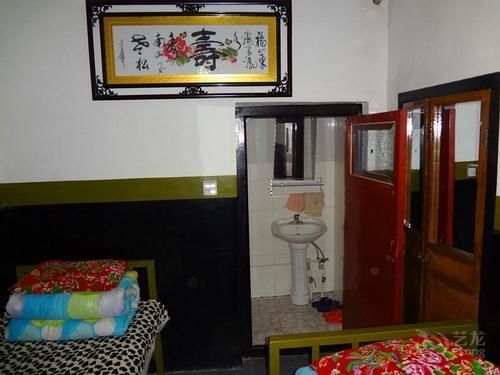 Цзиньчжун: Pingyao Tai He Men Roadhouse