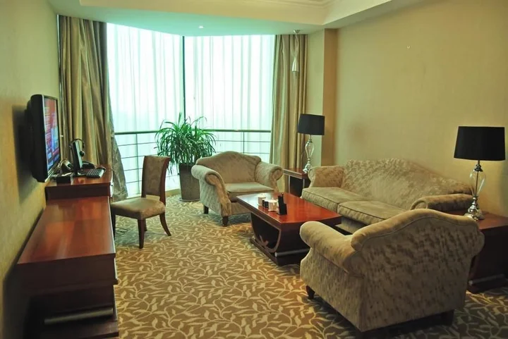 Инкоу: Lihua International Hotel