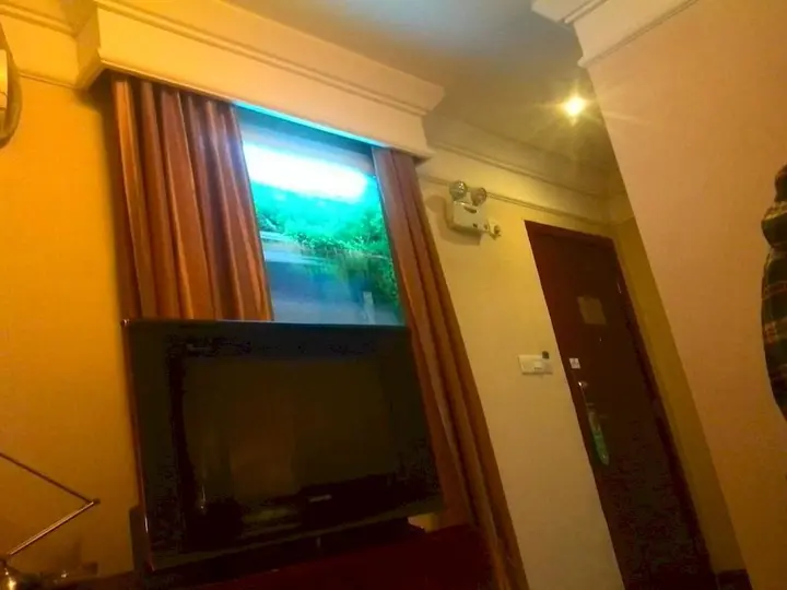 Шаогуань: Happiness Hotel