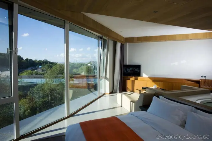 Байшань: Changbaishan Purple Jade River Side Resort Chibei