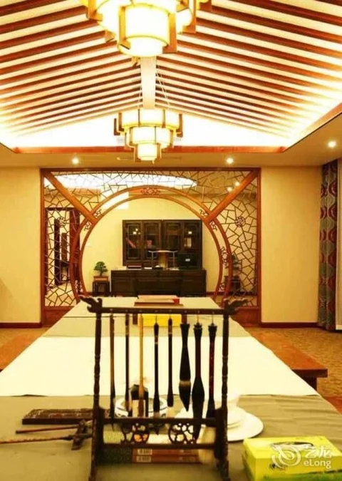 Хуаншань: By The Peach Blossom Pool Holiday Hotel