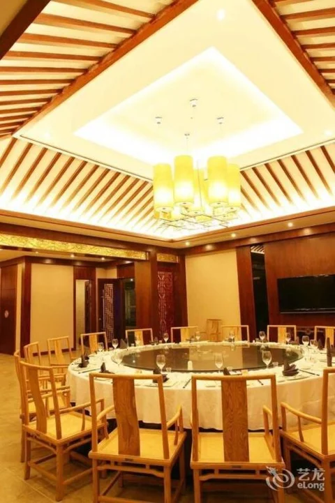 Хуаншань: By The Peach Blossom Pool Holiday Hotel