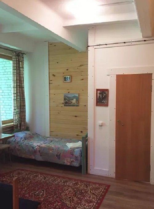 Звенигород: Отель Каморка с Лежанкой у Окна