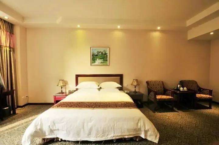 Чэнду: Chengdu Chunxi Business Hotel