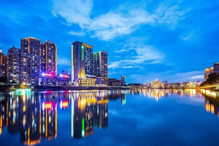Neijiang: Holiday Inn Neijiang Riverside by IHG