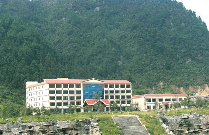 Гуйлинь: Guilin Dan Xia Hot Spring