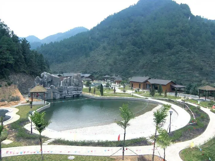 Гуйлинь: Guilin Dan Xia Hot Spring