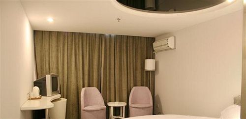 Далянь: In Three Eight Mo Taiyi Plaza Dalian