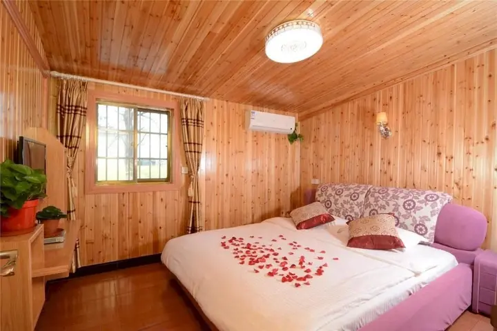 Цзясинь: Xinyi Inn