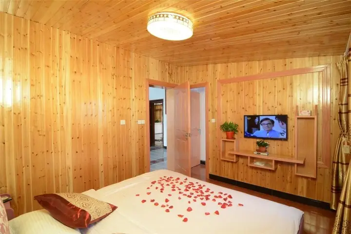 Цзясинь: Xinyi Inn