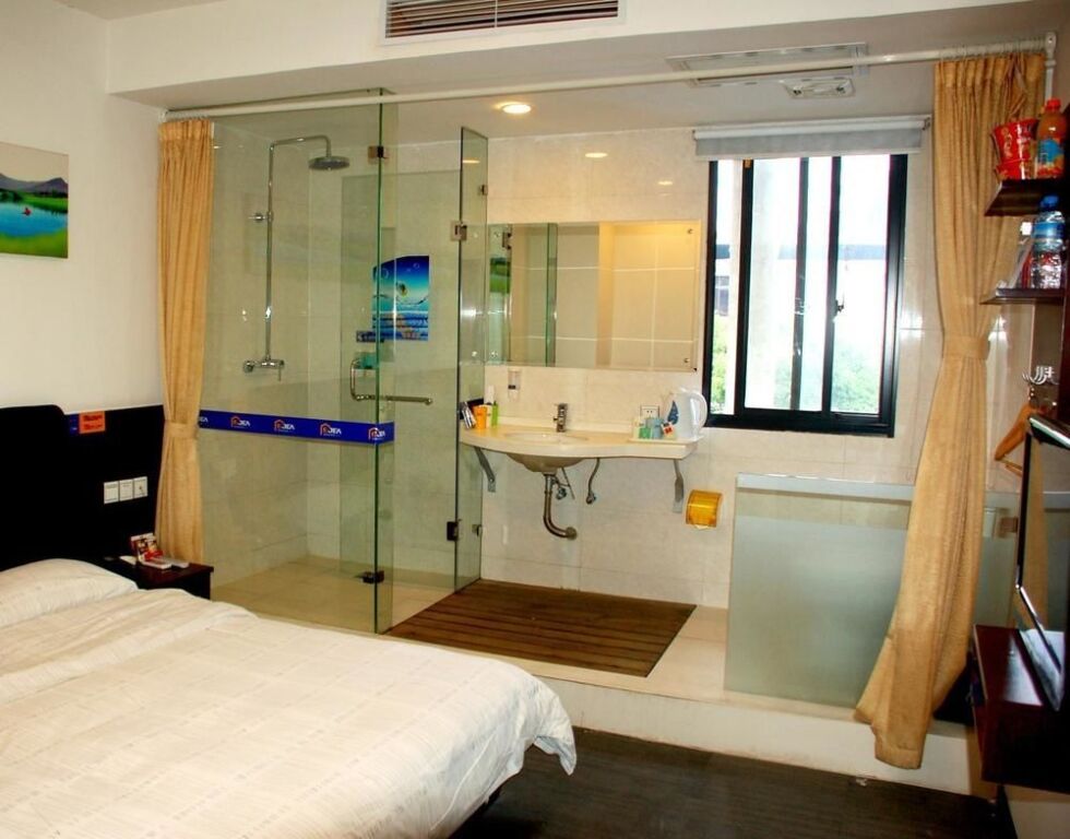 Уси: Ejea Hotel