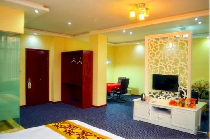Лоян: Yiyang Three Star Business Hotel