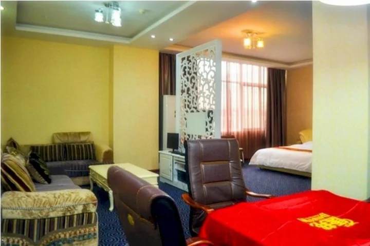 Лоян: Yiyang Three Star Business Hotel