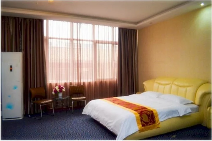 Лоян: Yiyang Three Star Business Hotel
