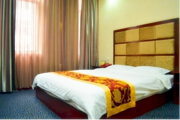 Лоян: Yiyang Three Star Business Hotel